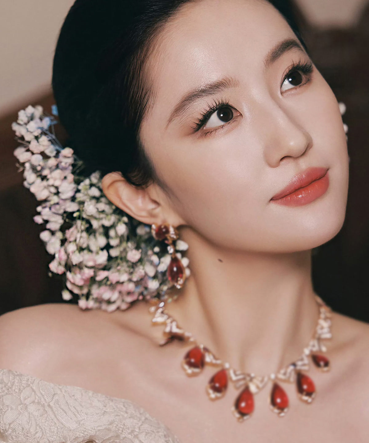 Kunstvolle, mehrfarbige Haarnadel aus Acryllegierung mit floralem Schleierkraut-Motiv in U-Form