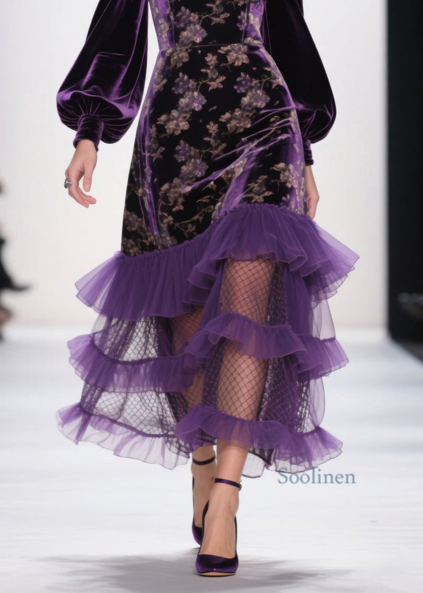 Vestido de terciopelo con volantes y hombros descubiertos en color morado Art Primavera