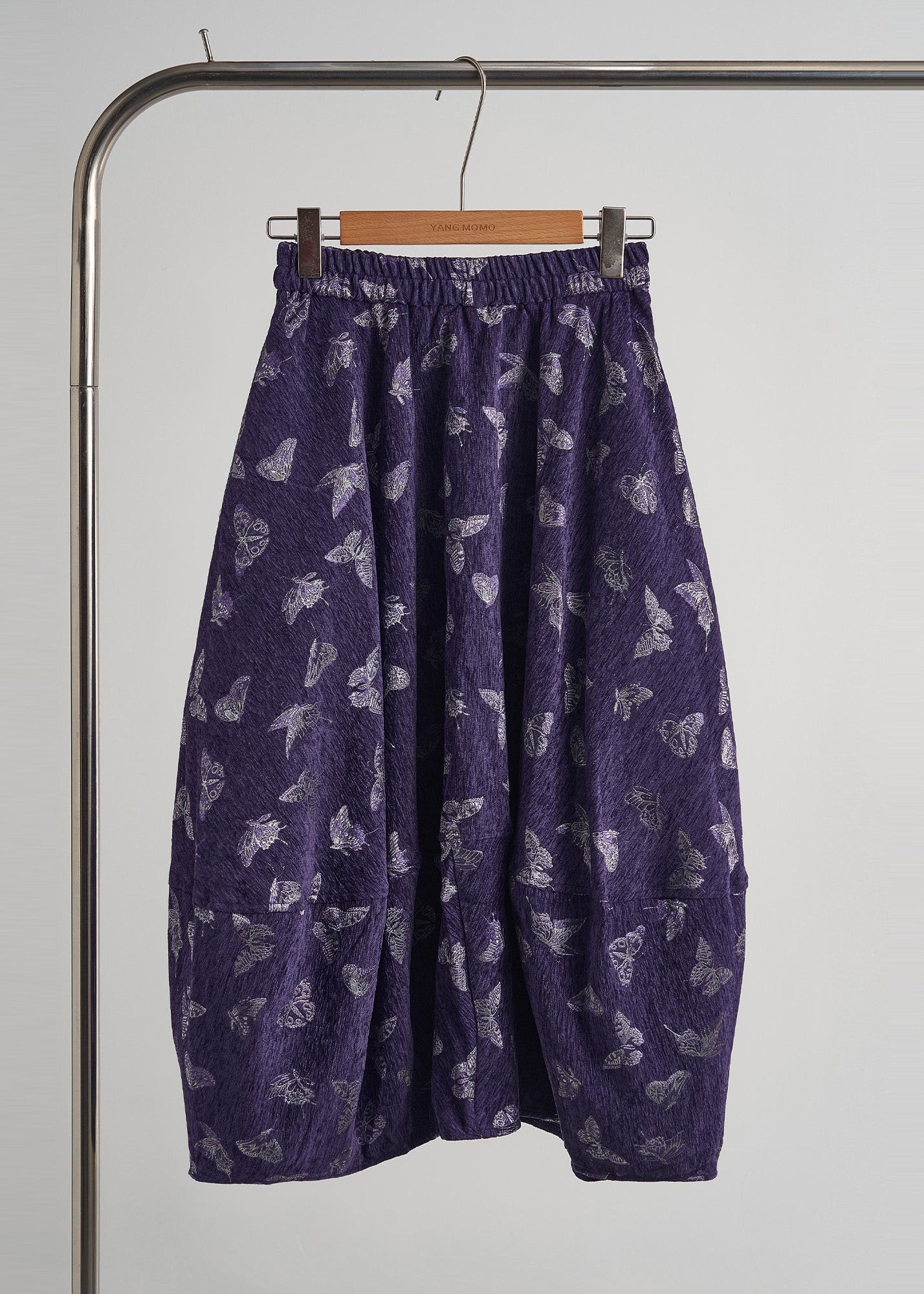 Zweiteiliges Set aus Seidensamt mit lila Stickerei und Schmetterlingsmotiv, ärmellos