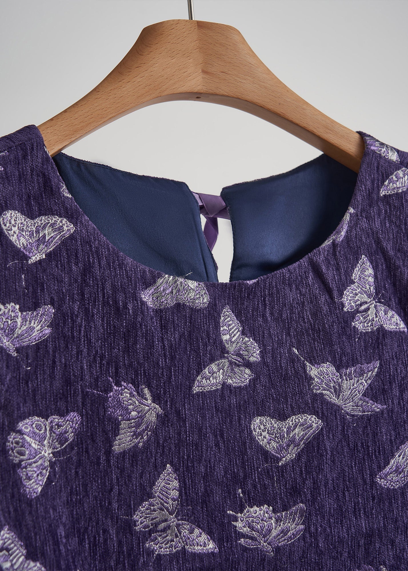 Zweiteiliges Set aus Seidensamt mit lila Stickerei und Schmetterlingsmotiv, ärmellos