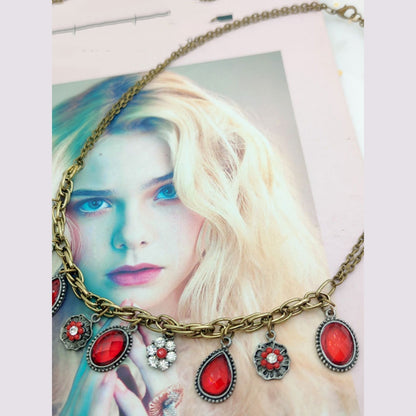 Collar con colgante de circonita y gema de aleación roja artística