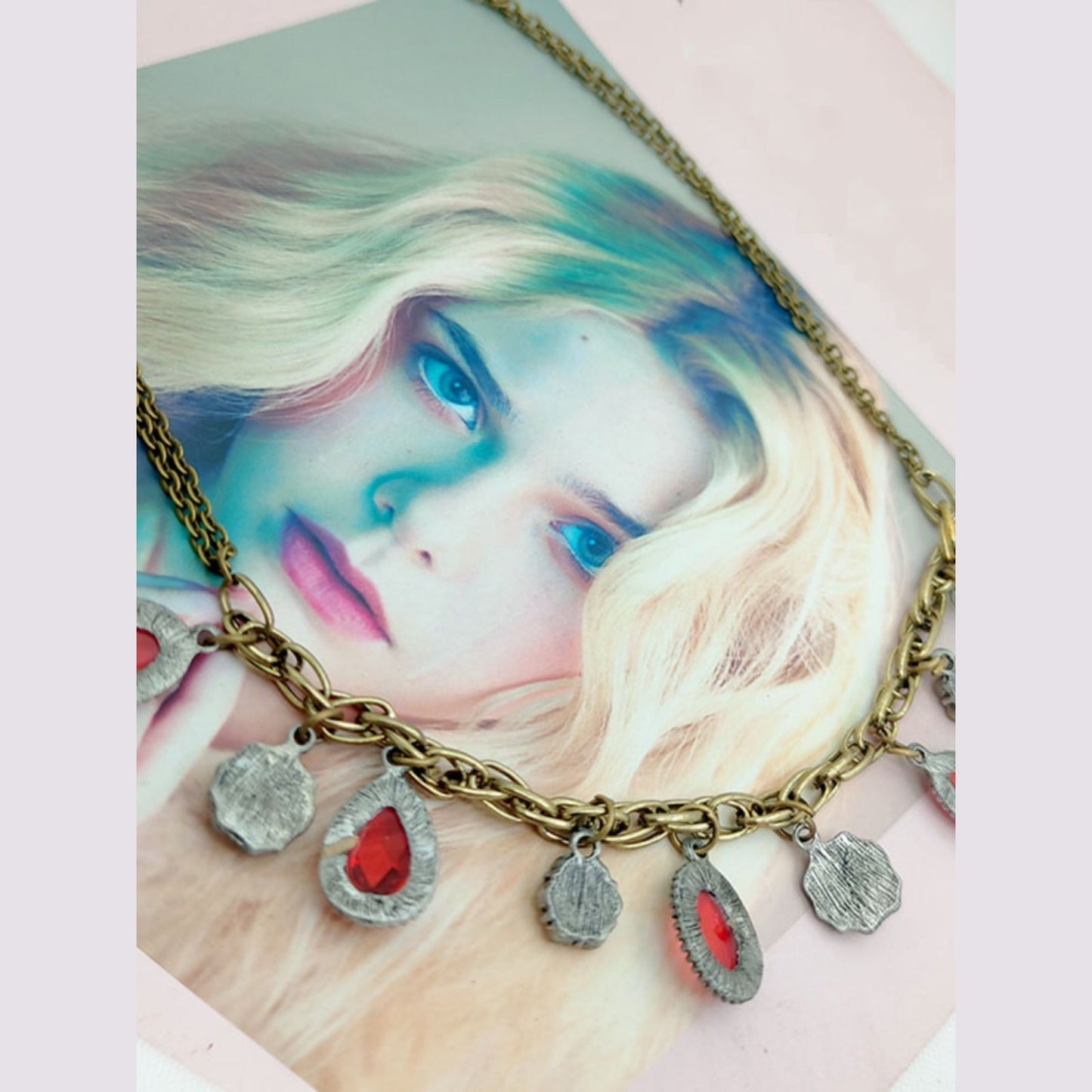 Collar con colgante de circonita y gema de aleación roja artística