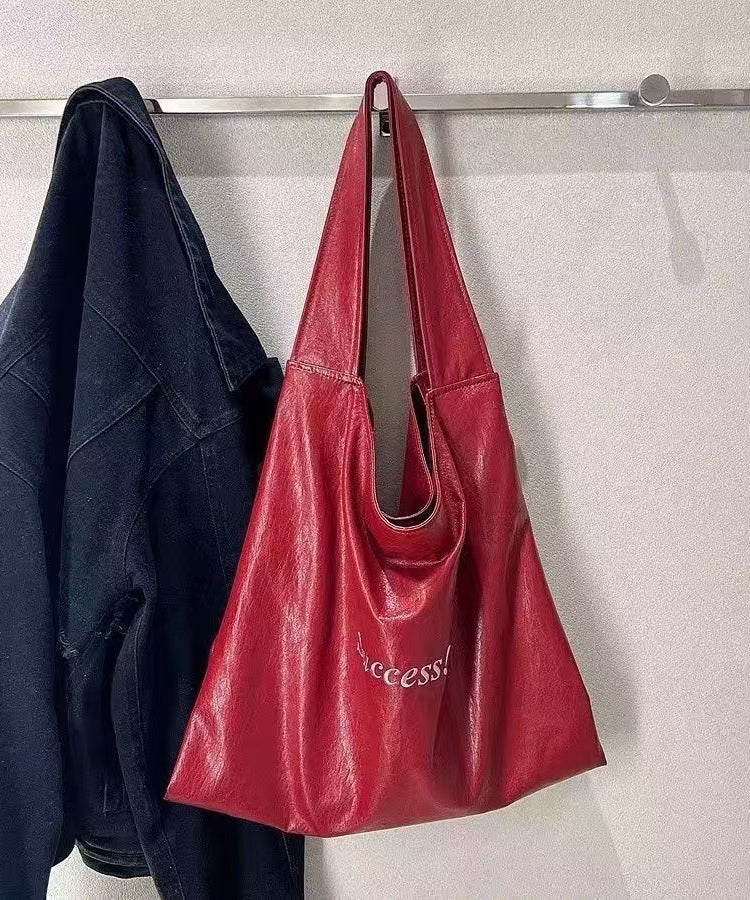 Bolso de hombro de piel sintética de gran capacidad con letras rojas artísticas