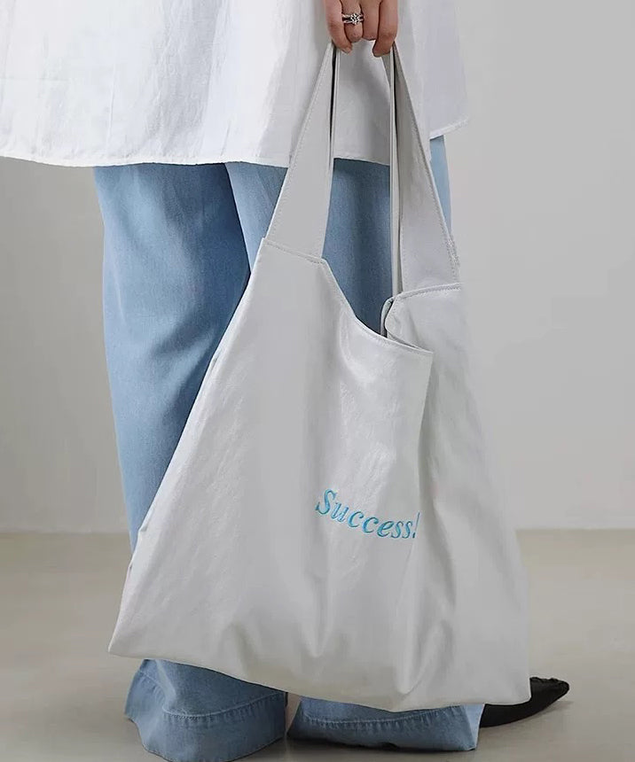 Bolso de hombro de piel sintética de gran capacidad con letras rojas artísticas