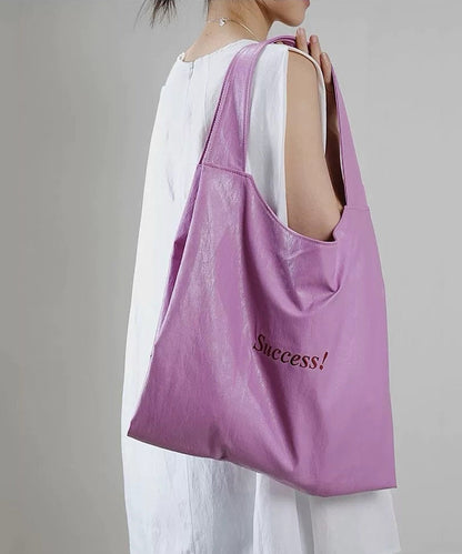 Bolso de hombro de piel sintética de gran capacidad con letras rojas artísticas