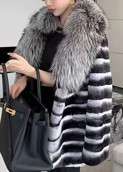 Gestreiftes Kaninchenhaar-Halsband, Leder- und Pelzmantel, Winter