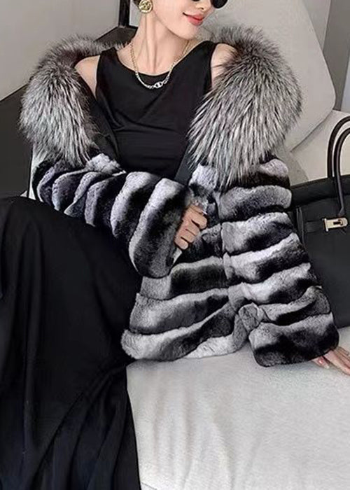 Gestreiftes Kaninchenhaar-Halsband, Leder- und Pelzmantel, Winter