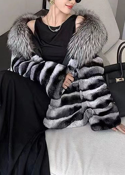 Gestreiftes Kaninchenhaar-Halsband, Leder- und Pelzmantel, Winter