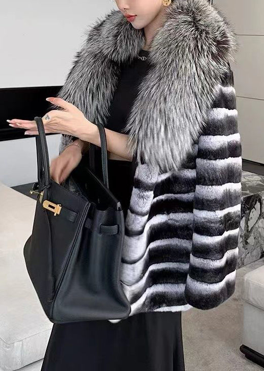 Gestreiftes Kaninchenhaar-Halsband, Leder- und Pelzmantel, Winter