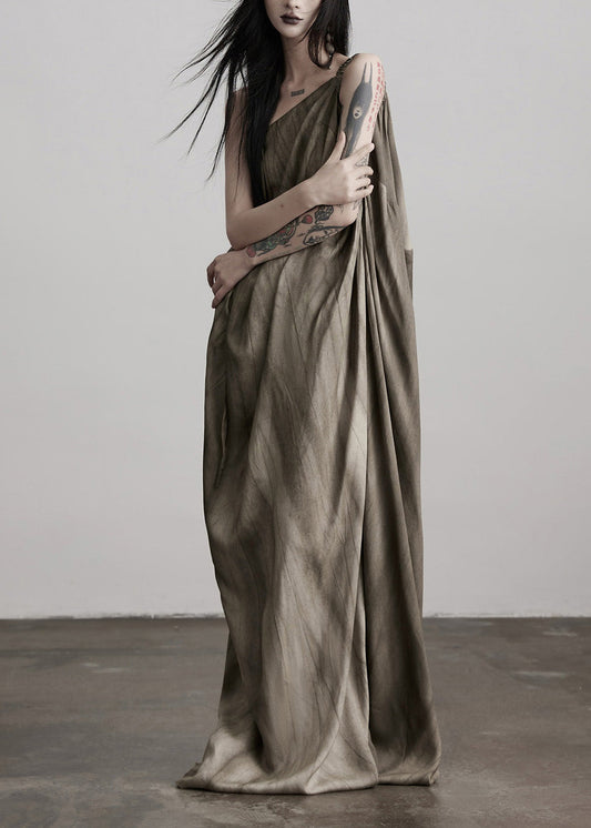 Sommerkleider aus Seide mit braunem Kunsttee-Braun-Finish, kalten Schultern und Faltenmuster.