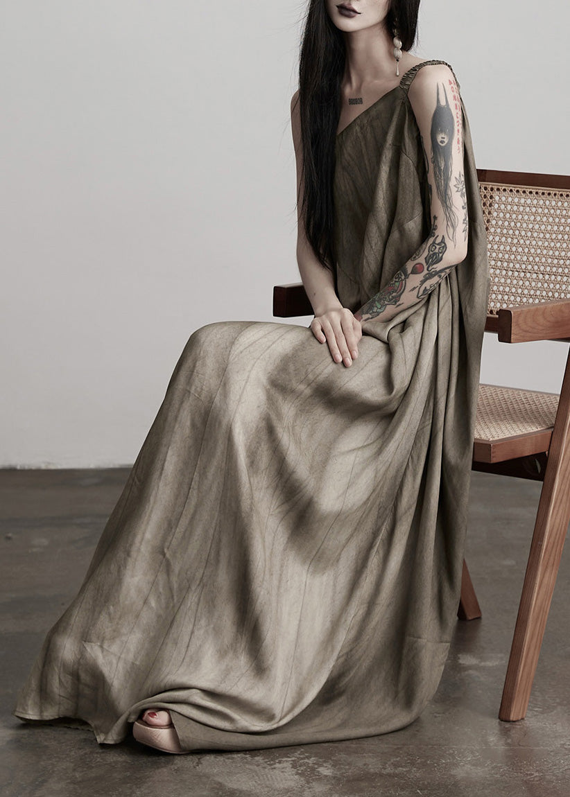 Sommerkleider aus Seide mit braunem Kunsttee-Braun-Finish, kalten Schultern und Faltenmuster.