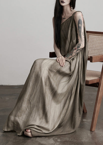 Sommerkleider aus Seide mit braunem Kunsttee-Braun-Finish, kalten Schultern und Faltenmuster.