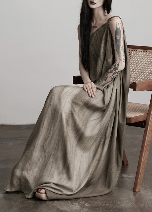 Sommerkleider aus Seide mit braunem Kunsttee-Braun-Finish, kalten Schultern und Faltenmuster.