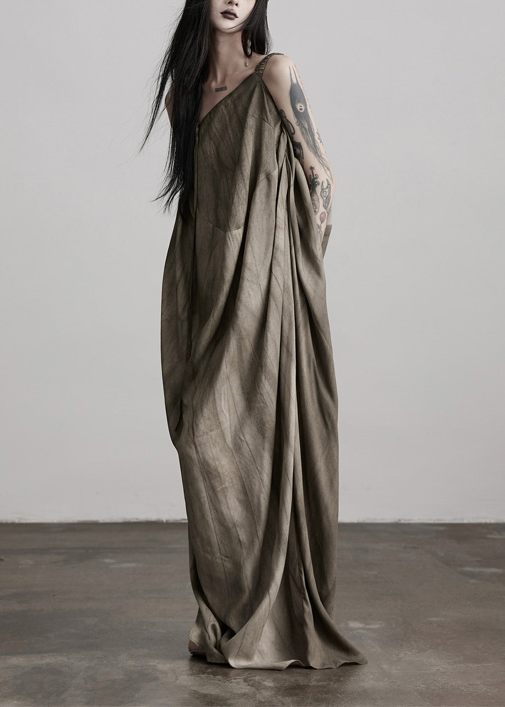 Sommerkleider aus Seide mit braunem Kunsttee-Braun-Finish, kalten Schultern und Faltenmuster.