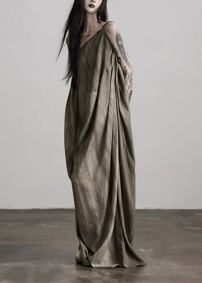 Sommerkleider aus Seide mit braunem Kunsttee-Braun-Finish, kalten Schultern und Faltenmuster.