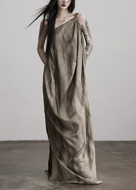 Sommerkleider aus Seide mit braunem Kunsttee-Braun-Finish, kalten Schultern und Faltenmuster.