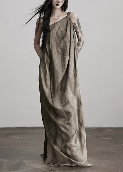 Sommerkleider aus Seide mit braunem Kunsttee-Braun-Finish, kalten Schultern und Faltenmuster.