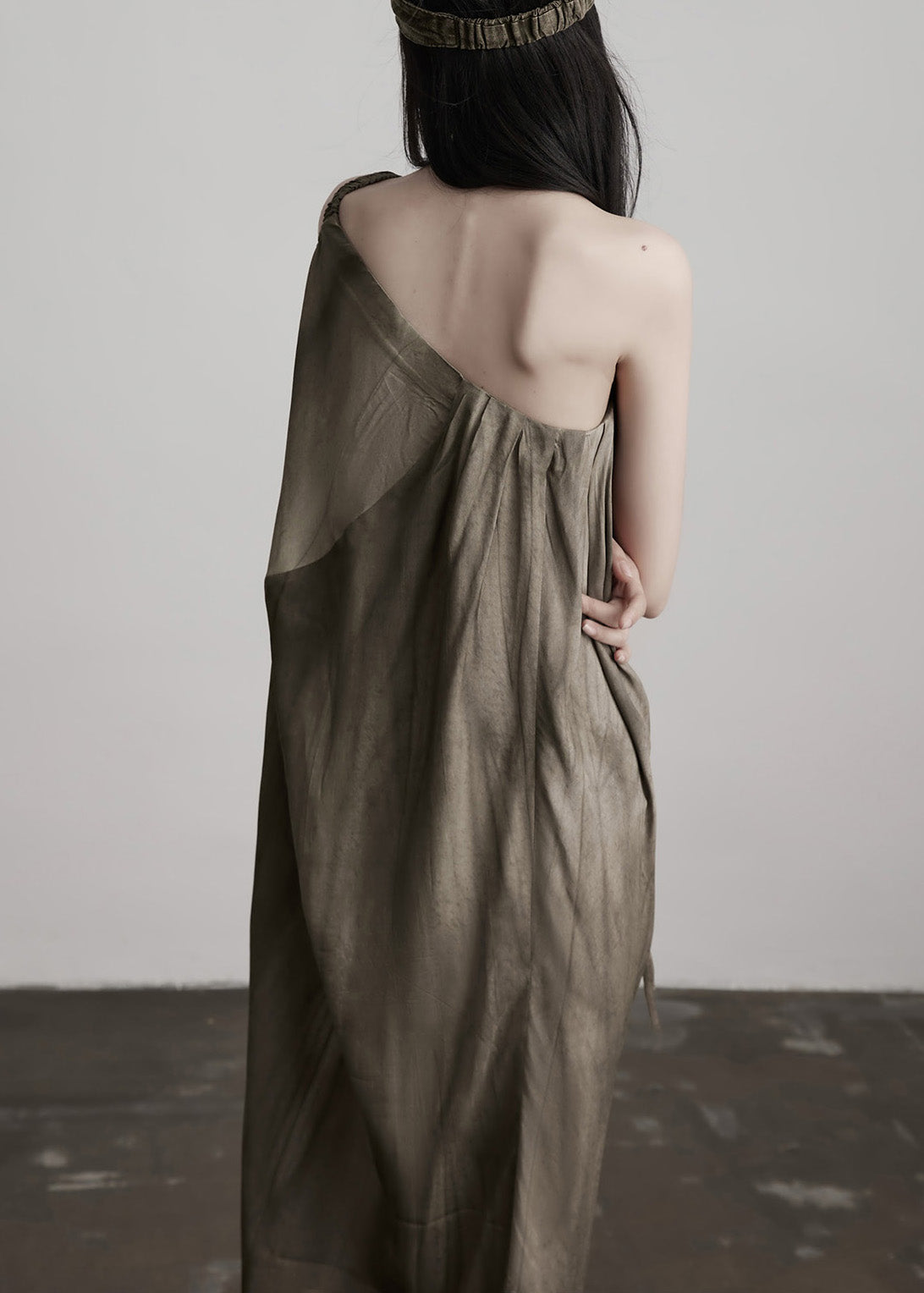 Sommerkleider aus Seide mit braunem Kunsttee-Braun-Finish, kalten Schultern und Faltenmuster.