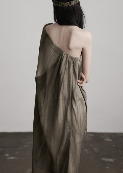 Sommerkleider aus Seide mit braunem Kunsttee-Braun-Finish, kalten Schultern und Faltenmuster.