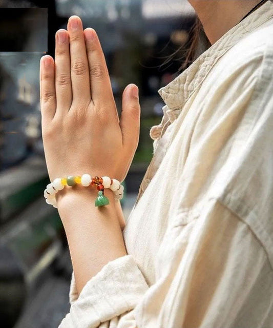 Pulsera con dijes de ágata esmaltada coloreada y calcedonia de raíz de bodhi blanca