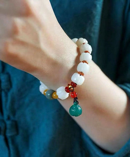 Pulsera con dijes de ágata esmaltada coloreada y calcedonia de raíz de bodhi blanca