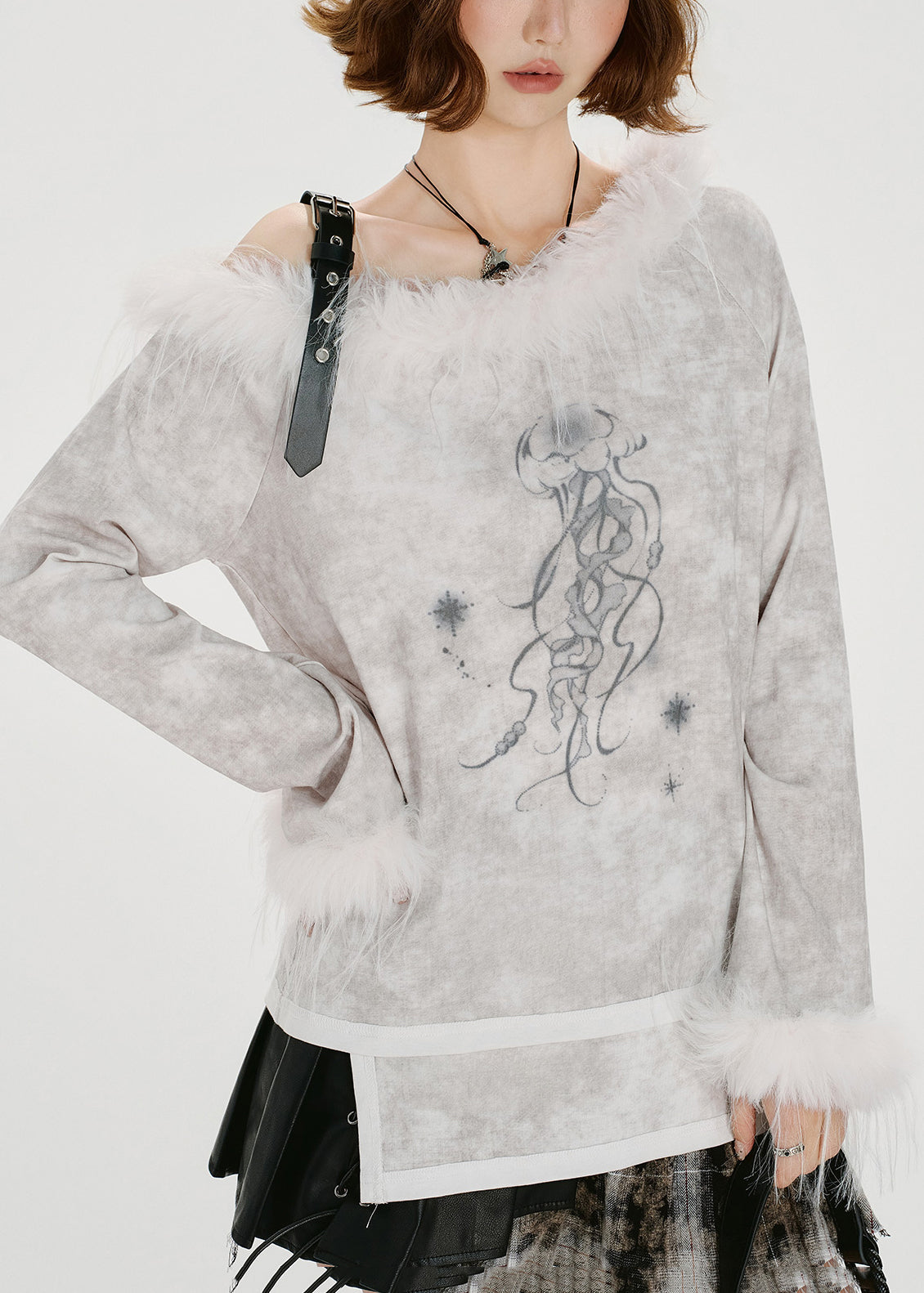 Weißes, asymmetrisches Patchwork-Top mit Batikmuster und Kunstpelz-Ein-Schulter-Design für den Frühling