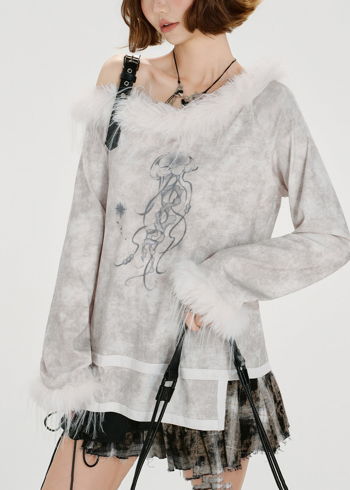 Weißes, asymmetrisches Patchwork-Top mit Batikmuster und Kunstpelz-Ein-Schulter-Design für den Frühling