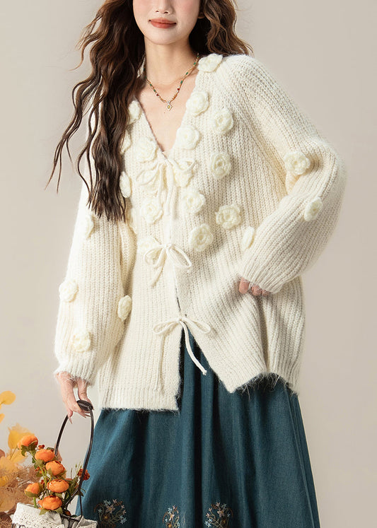 Weiße, kuschelige Strickjacke mit V-Ausschnitt und Blumenmuster für den Frühling