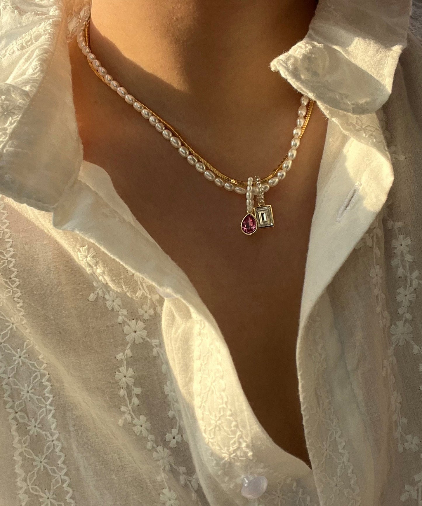 Collar con colgante de gota de agua rosa y cristal de circonita blanca