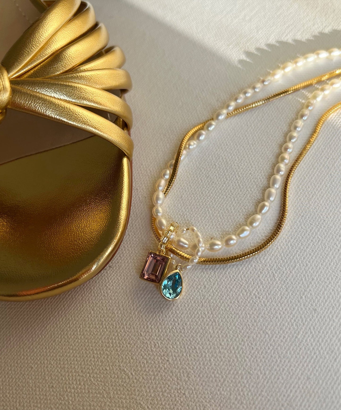 Collar con colgante de gota de agua rosa y cristal de circonita blanca