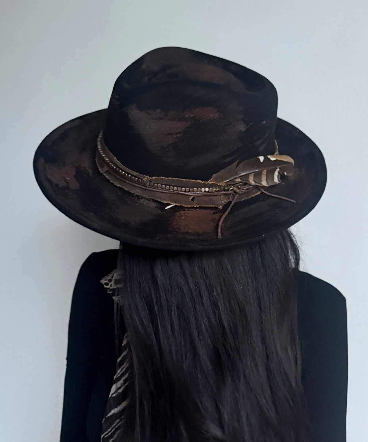 Sombrero vaquero de lana con plumas negras para otoño e invierno