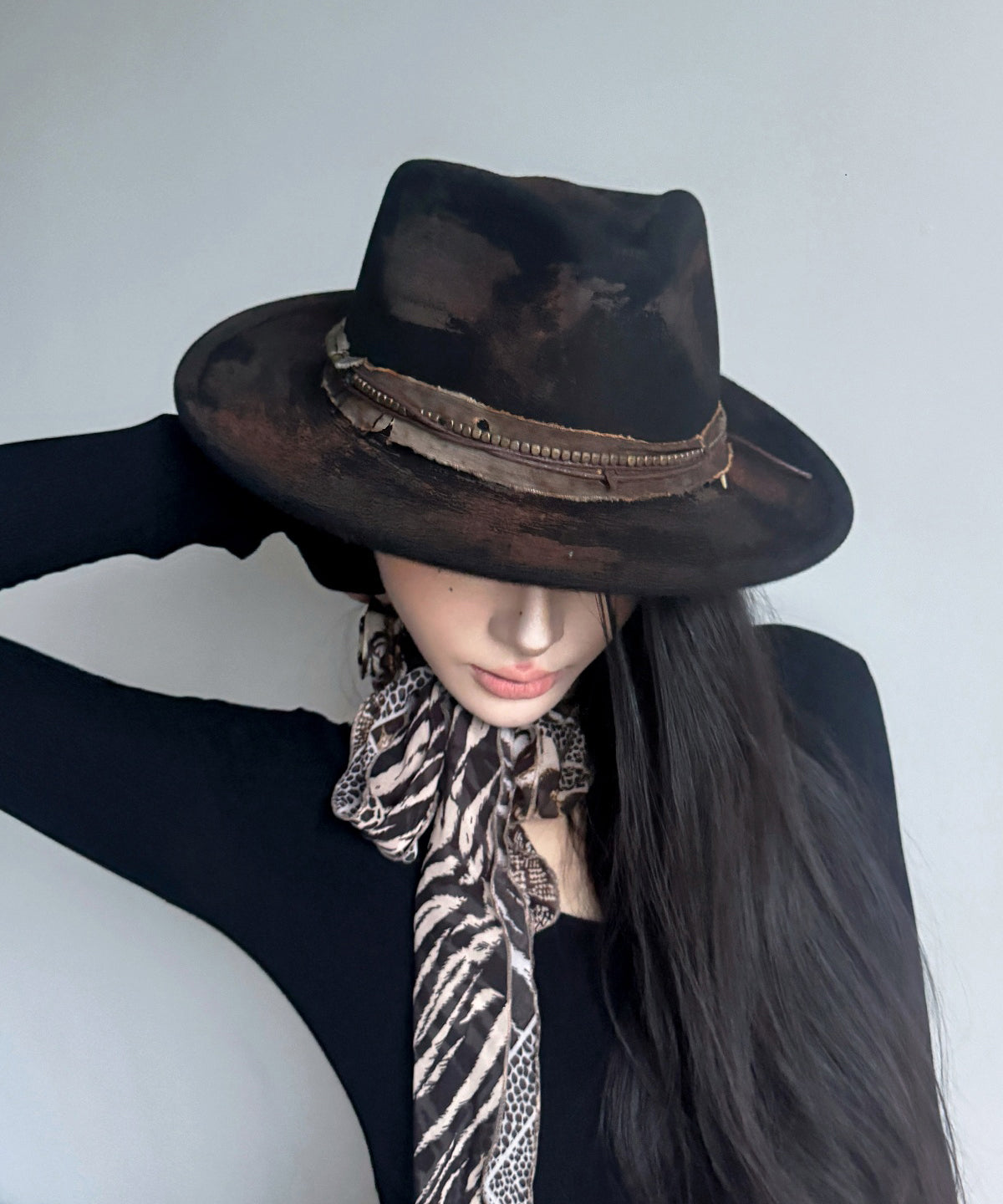 Sombrero vaquero de lana con plumas negras para otoño e invierno