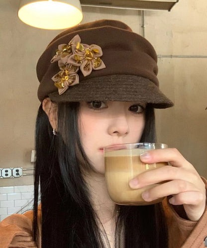 Sombrero plisado con flores color café, versátil para otoño e invierno.