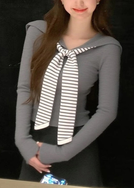 Herbstliches, französisch-graues, schmal geschnittenes Strickoberteil mit Matrosenkragen