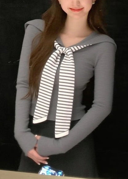 Herbstliches, französisch-graues, schmal geschnittenes Strickoberteil mit Matrosenkragen