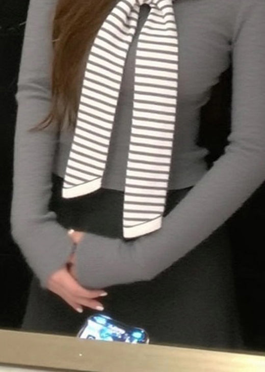 Herbstliches, französisch-graues, schmal geschnittenes Strickoberteil mit Matrosenkragen