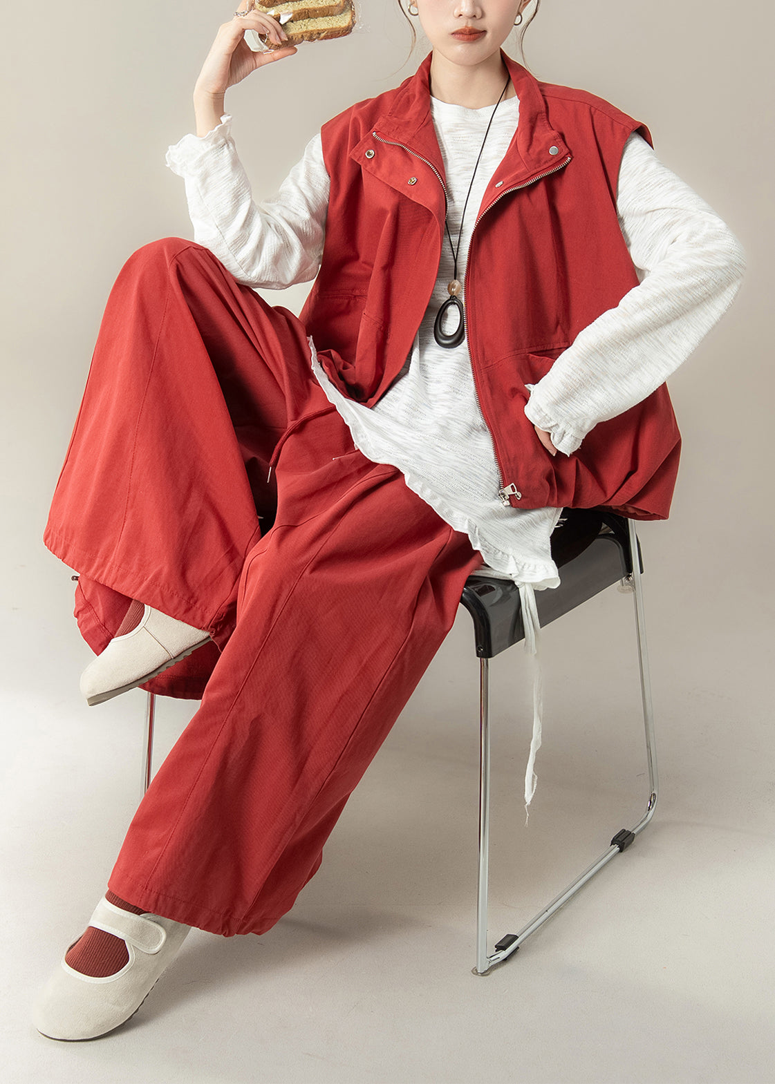 Conjunto de camiseta asimétrica con cuello alto y pantalones anchos de otoño