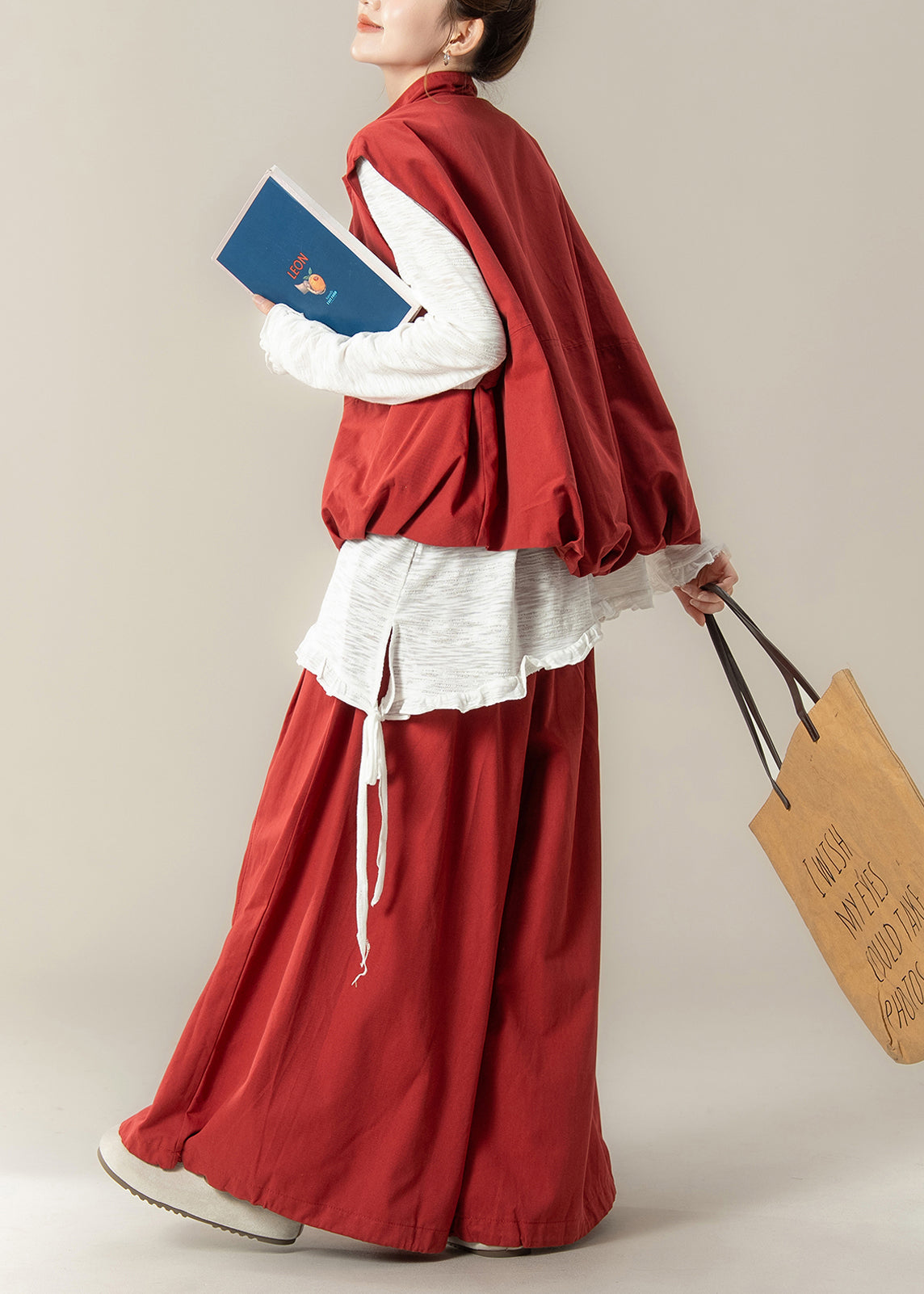 Conjunto de camiseta asimétrica con cuello alto y pantalones anchos de otoño