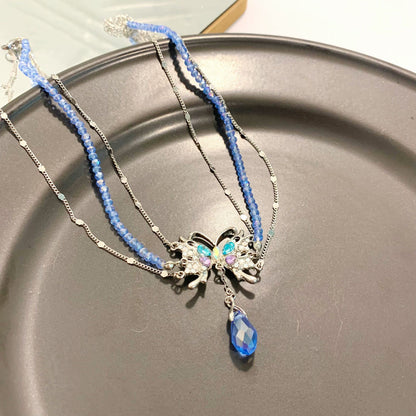 Wunderschöne Halskette mit Anhänger aus Kupfer mit Zirkonia-Kristallen in Babyblau mit Schmetterlings- und Wassertropfen-Quaste