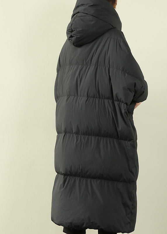 Schöner schwarzer lässiger Entendaunenmantel mit Kapuze für den Winter