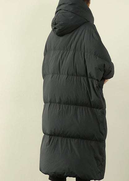 Schöner schwarzer lässiger Entendaunenmantel mit Kapuze für den Winter