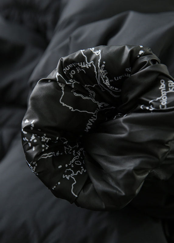 Schöner schwarzer lässiger Entendaunenmantel mit Kapuze für den Winter