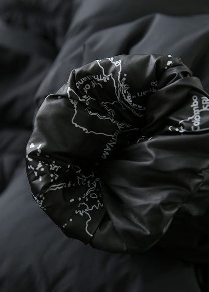 Schöner schwarzer lässiger Entendaunenmantel mit Kapuze für den Winter