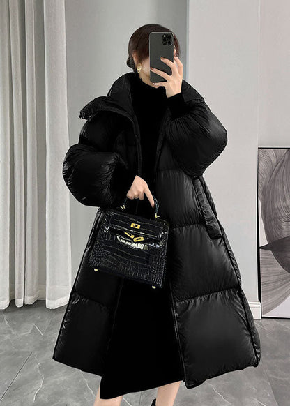 Schöne Schwarze Kapuzenjacke mit Reißverschluss und dicker Entendaunenjacke