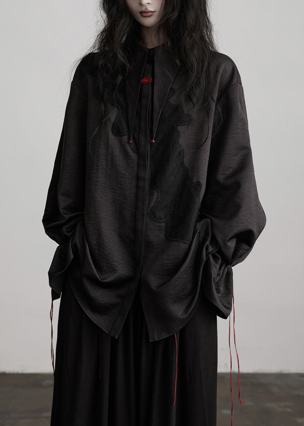 Hermosas blusas negras de seda con cuello Peter Pan y cordón ajustable para primavera.