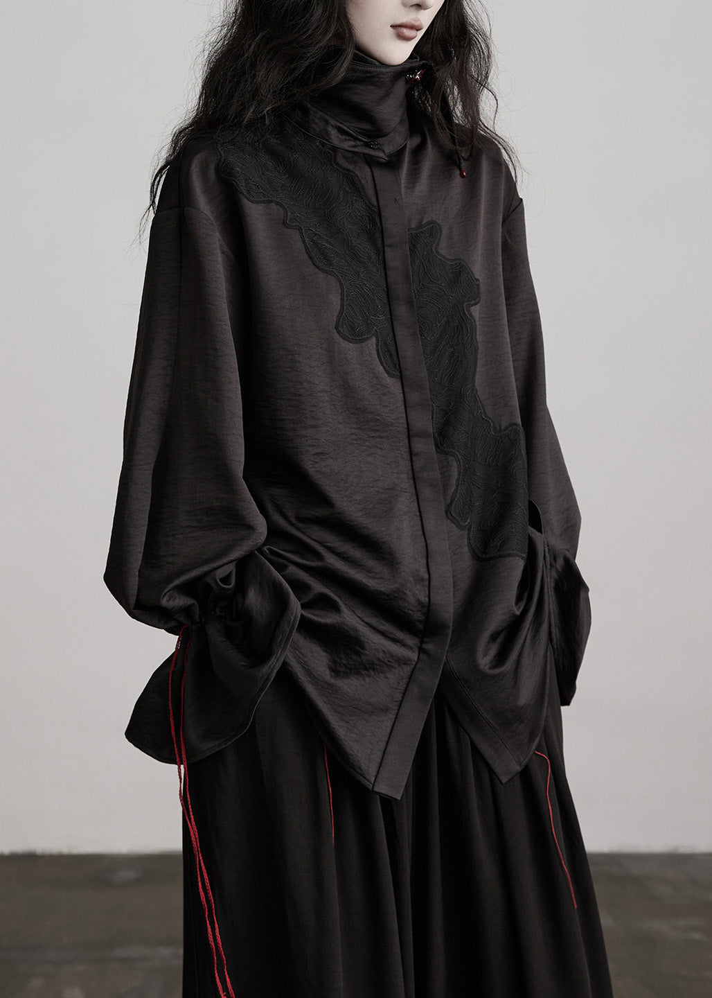 Hermosas blusas negras de seda con cuello Peter Pan y cordón ajustable para primavera.