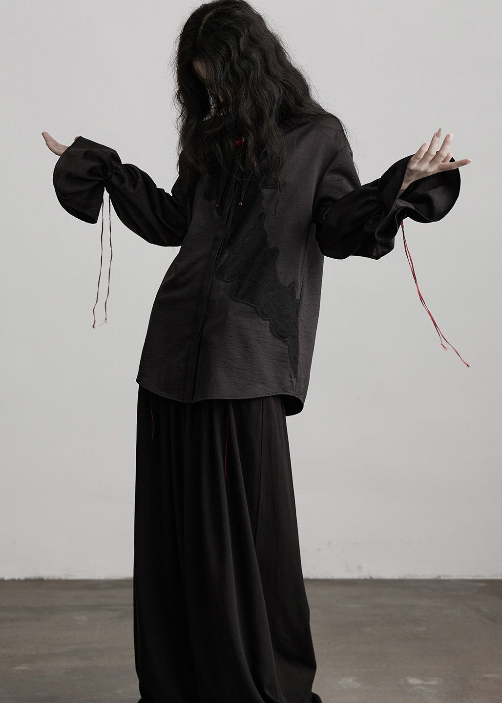 Hermosas blusas negras de seda con cuello Peter Pan y cordón ajustable para primavera.