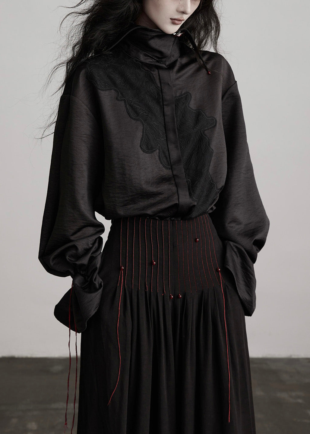 Hermosas blusas negras de seda con cuello Peter Pan y cordón ajustable para primavera.