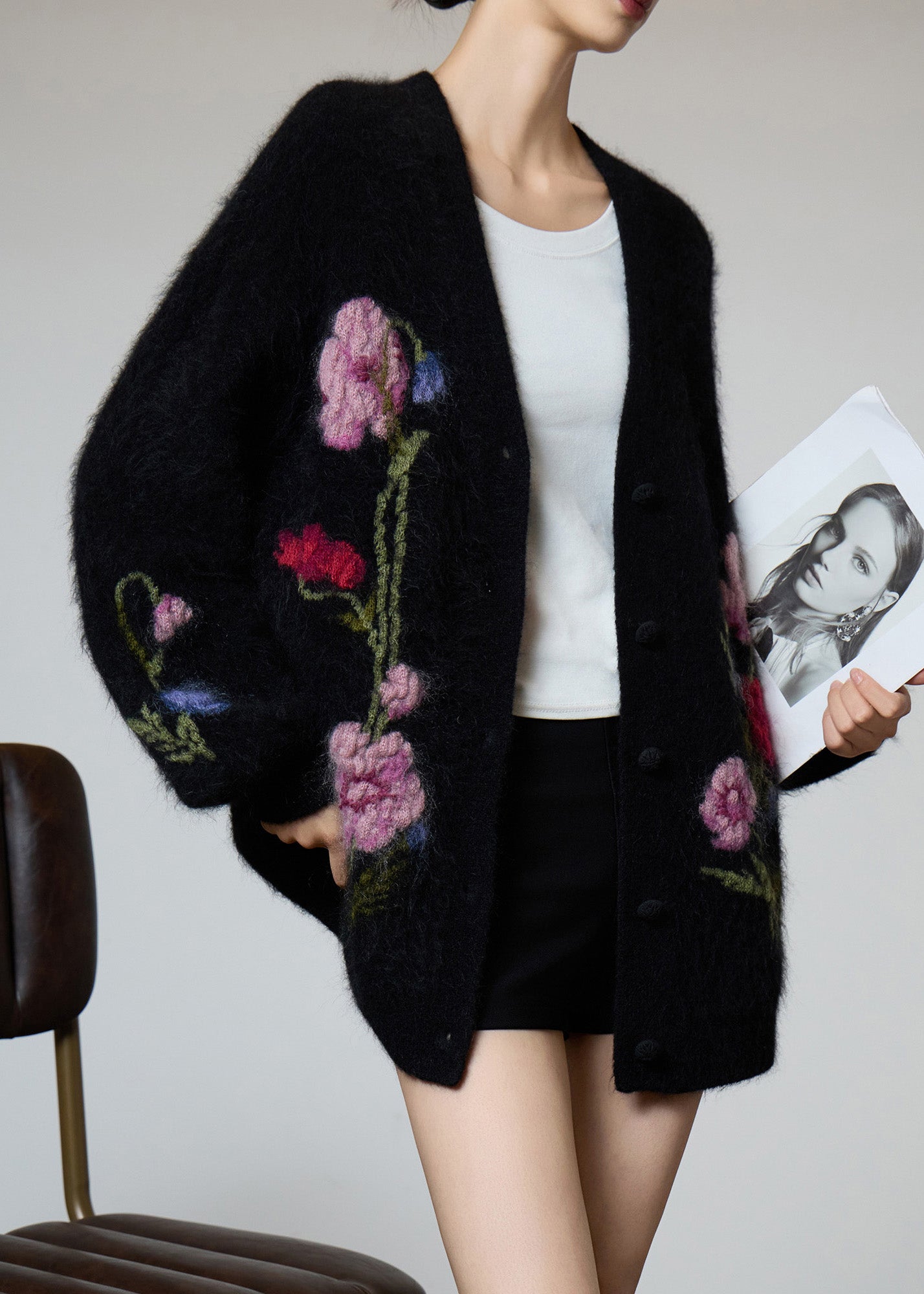 Hermoso abrigo de punto negro con cuello en V bordado para primavera