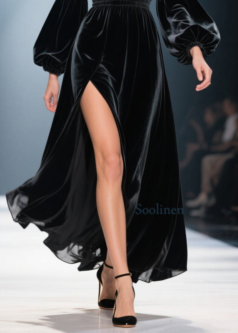 Hermoso vestido largo de terciopelo negro con escote en V y abertura lateral para primavera
